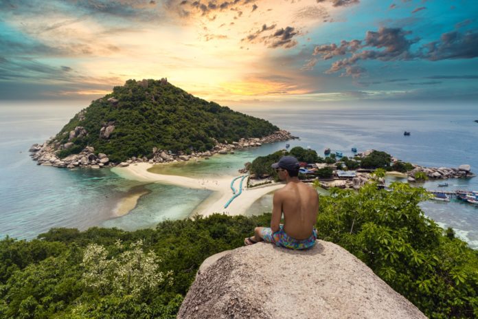 diving in koh tao man at viewpoint on koh nangyuang