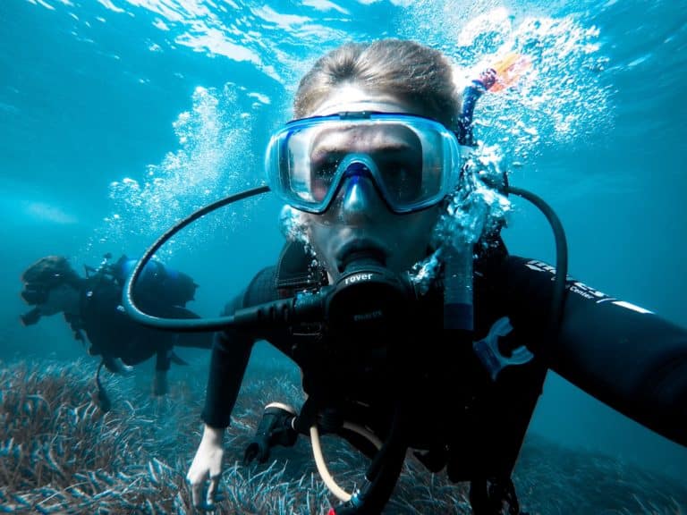 Preventing mask squeeze on a scuba dive