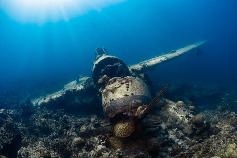 Flying after scuba diving - a plane wreck underwater